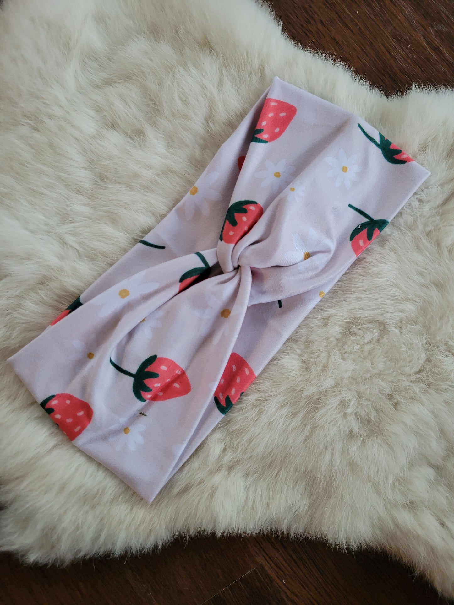 Cream daisy strawberries