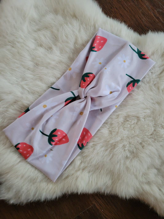 Cream daisy strawberries